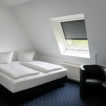 City Hotel 3* 라어